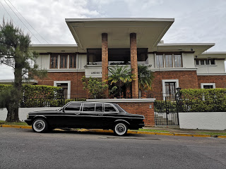 RETRO-MANSION.-COSTA-RICA-LIMOUSINE-TRANSPORTATION-MERCEDES-W123-300D.jpg